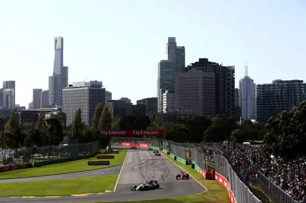 Dominio Hamilton, Vettel subito terzo. Il Gran Premio d'Australia sorride al campione del mondo e alla Mercedes (secondo Rosberg), ma la Ferrari è seconda forza.