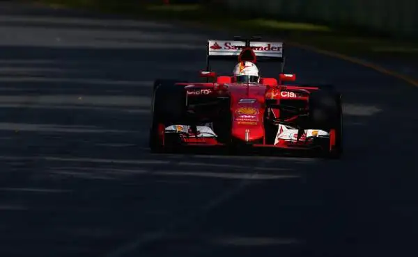 Dominio Hamilton, Vettel subito terzo. Il Gran Premio d'Australia sorride al campione del mondo e alla Mercedes (secondo Rosberg), ma la Ferrari è seconda forza.