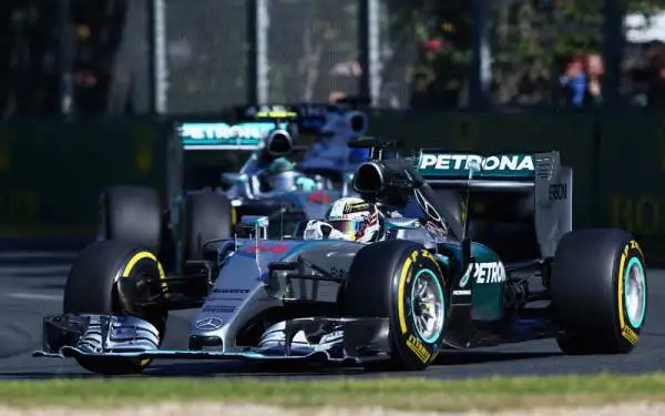 Dominio Hamilton, Vettel subito terzo. Il Gran Premio d'Australia sorride al campione del mondo e alla Mercedes (secondo Rosberg), ma la Ferrari è seconda forza.