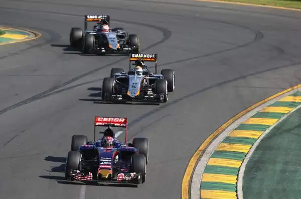 Dominio Hamilton, Vettel subito terzo. Il Gran Premio d'Australia sorride al campione del mondo e alla Mercedes (secondo Rosberg), ma la Ferrari è seconda forza.