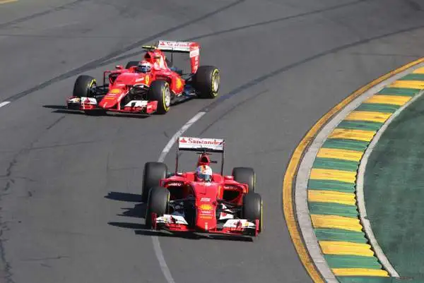 Dominio Hamilton, Vettel subito terzo. Il Gran Premio d'Australia sorride al campione del mondo e alla Mercedes (secondo Rosberg), ma la Ferrari è seconda forza.