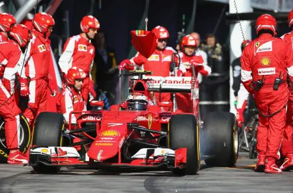 Dominio Hamilton, Vettel subito terzo. Il Gran Premio d'Australia sorride al campione del mondo e alla Mercedes (secondo Rosberg), ma la Ferrari è seconda forza.