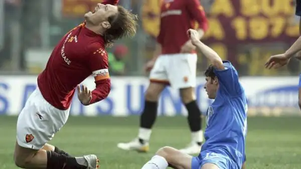 19 febbraio 2006. Richard Vanigli entrò duro sulla gamba di Totti, i tacchetti dei suoi scarpini rimaserò conficcati nel terreno e la caviglia del capitano giallorosso si torse e il perone si spezzò.