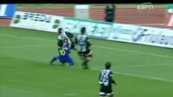 8 novembre 1998. Del Piero, dopo un contrasto con Zanchi si accasciò al suolo dopo una torsione innaturale del ginocchio sinistro: lesione del legamento crociato anteriore e posteriore, 9 mesi di stop