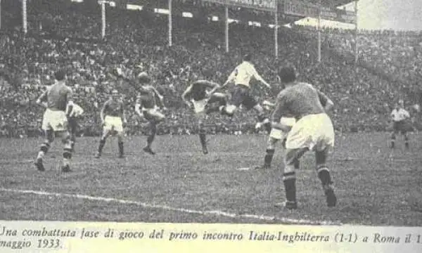 Italia-Inghilterra 1-1 (1933). Allo stadio 'Nazionale' di Roma e sotto gli occhi di Mussolini, il 'Metodo' italico e il 'Sistema' di Chapman partoriscono un 1-1. Reti di Ferrari e Bastin.