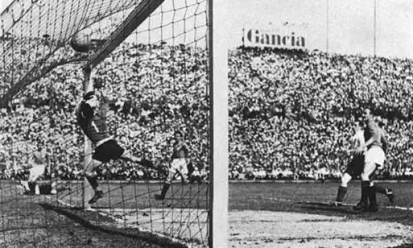 Italia-Inghilterra 0-4 (1948). Pesante ko a Torino per una delle ultme selezioni di Pozzo (4-0): aprì Mortensen con un gol da fondocampo, poi Lawton e Finney fissarono il risultato. 