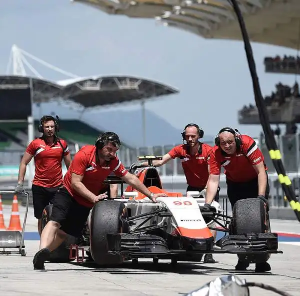 Finalmente in pista la nuova Manor, l'ultima scuderia iscrittasi al mondale 2015 nata sulle ceneri della Marussia. Will Stevens e Roberto Merhi i due piloti scelti dal team inglese.