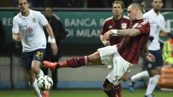 Milan-Verona 2-2. Mexes 5. Ha il merito di crederci sull'azione del vantaggio rossonero, ma difensivamente è un disastro. Sua la colpa sul pareggio in extremis di Nico Lopez.