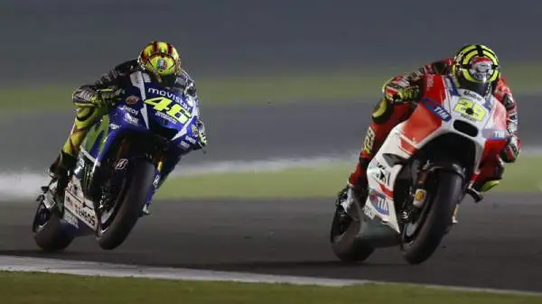 Rossi magnifico, domate le Ducati! Il centauro della Yamaha vince a Losail superando dopo una splendida corsa Dovizioso e Iannone. Quarto Lorenzo.