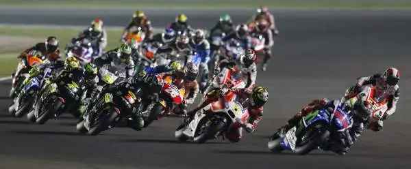 Rossi magnifico, domate le Ducati! Il centauro della Yamaha vince a Losail superando dopo una splendida corsa Dovizioso e Iannone. Quarto Lorenzo.