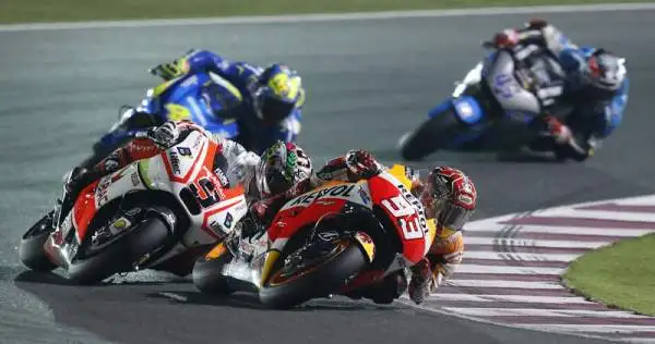 Rossi magnifico, domate le Ducati! Il centauro della Yamaha vince a Losail superando dopo una splendida corsa Dovizioso e Iannone. Quarto Lorenzo.