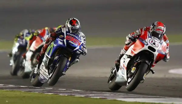 Rossi magnifico, domate le Ducati! Il centauro della Yamaha vince a Losail superando dopo una splendida corsa Dovizioso e Iannone. Quarto Lorenzo.