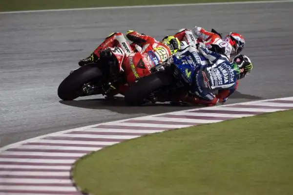 Rossi magnifico, domate le Ducati! Il centauro della Yamaha vince a Losail superando dopo una splendida corsa Dovizioso e Iannone. Quarto Lorenzo.