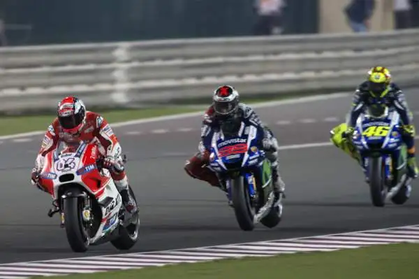 Rossi magnifico, domate le Ducati! Il centauro della Yamaha vince a Losail superando dopo una splendida corsa Dovizioso e Iannone. Quarto Lorenzo.