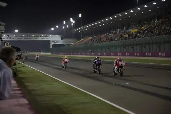 Rossi magnifico, domate le Ducati! Il centauro della Yamaha vince a Losail superando dopo una splendida corsa Dovizioso e Iannone. Quarto Lorenzo.