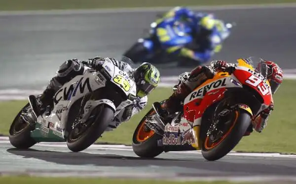 Rossi magnifico, domate le Ducati! Il centauro della Yamaha vince a Losail superando dopo una splendida corsa Dovizioso e Iannone. Quarto Lorenzo.
