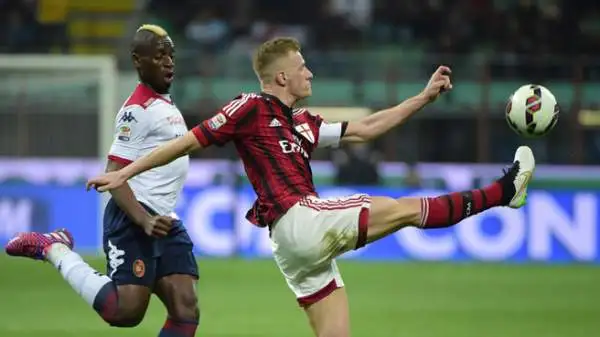 Milan-Cagliari 3-1. Mpoku 5,5. Il ragazzo non è male e si vede. Ha grande tecnica e grande corsa, ma è ancora troppo fumoso. Deve diventare più concreto.