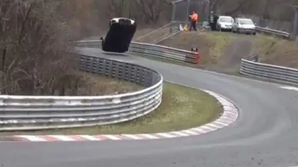 Nissan numero 23 del pilota 23enne Jann Mardenborough si impenna alla curva Flugplatz, al Nurburgring.