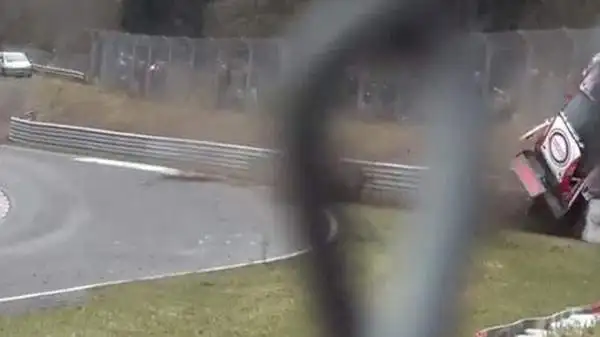 La macchina oltrepassa le barriere e travolge un gruppo di spettatori, uccidendone uno sul colpo e ferendone diversi altri, trasportati in ospedale.