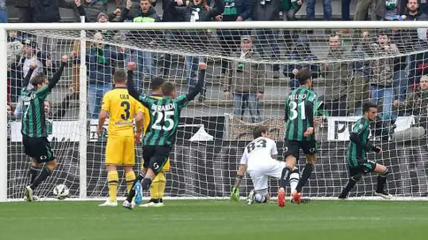 Sassuolo-Parma 4-1. Sansone 8. Un gol da due passi e uno da trenta metri per l'ex, decisivo nel poker dei neroverdi.