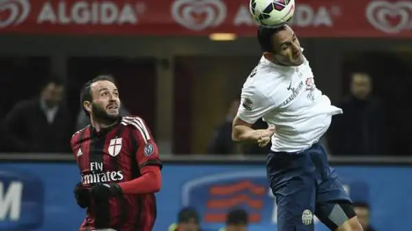 Milan-Verona 2-2. Pazzini 5. Si danna l'anima, ma non incide neanche un po'. Anzi, in un paio di occasioni si mangia letteralmente il gol.