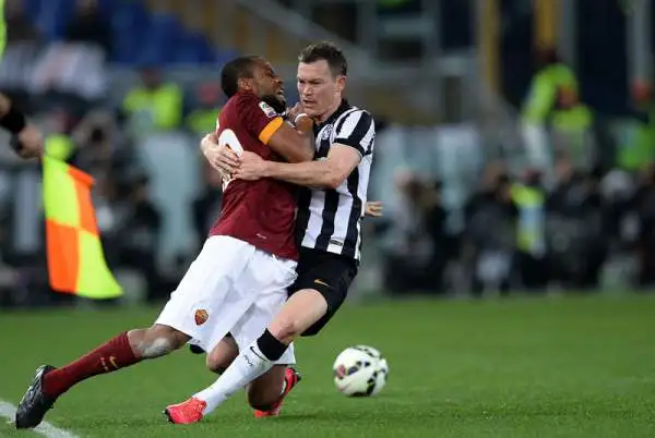 Cuore Roma, 1-1 con la Juve. Keita, dopo l'espulsione di Torosidis, risponde al gol di Tevez: i punti di distacco in classifica restano 9.
