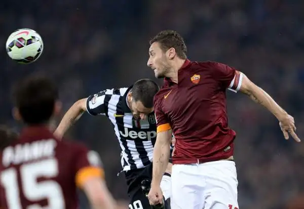 Cuore Roma, 1-1 con la Juve. Keita, dopo l'espulsione di Torosidis, risponde al gol di Tevez: i punti di distacco in classifica restano 9.