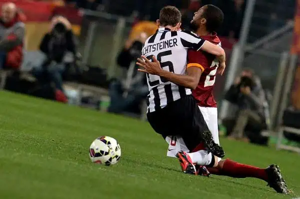 Cuore Roma, 1-1 con la Juve. Keita, dopo l'espulsione di Torosidis, risponde al gol di Tevez: i punti di distacco in classifica restano 9.