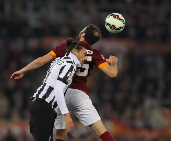 Cuore Roma, 1-1 con la Juve. Keita, dopo l'espulsione di Torosidis, risponde al gol di Tevez: i punti di distacco in classifica restano 9.
