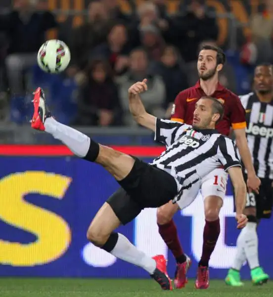 Cuore Roma, 1-1 con la Juve. Keita, dopo l'espulsione di Torosidis, risponde al gol di Tevez: i punti di distacco in classifica restano 9.