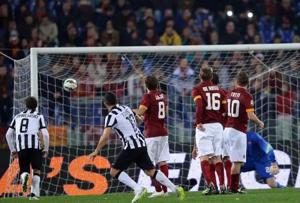 Cuore Roma, 1-1 con la Juve. Keita, dopo l'espulsione di Torosidis, risponde al gol di Tevez: i punti di distacco in classifica restano 9.
