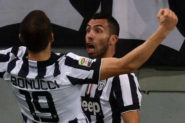Cuore Roma, 1-1 con la Juve. Keita, dopo l'espulsione di Torosidis, risponde al gol di Tevez: i punti di distacco in classifica restano 9.