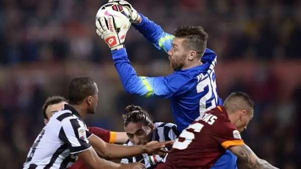 De Sanctis 6,5. Imparabile la punizione di Tevez, si fa sempre trovare pronto in uscita. Poteva evitare la lite a fine primo tempo con i greci Holebas e Manolas.
