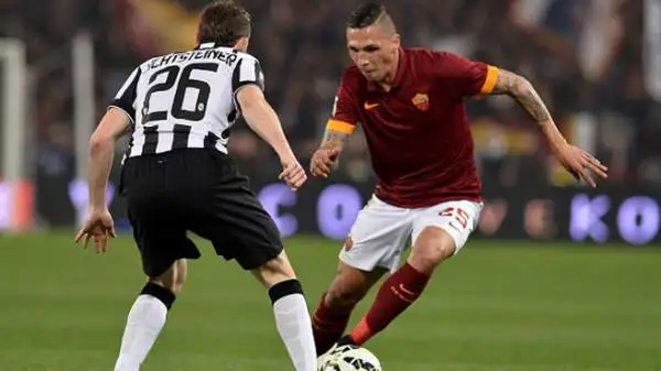 Holebas 5. Un suo errore prima dell'intervallo rischia di regalare l'1-0 a Tevez, per la rabbia di De Sanctis.