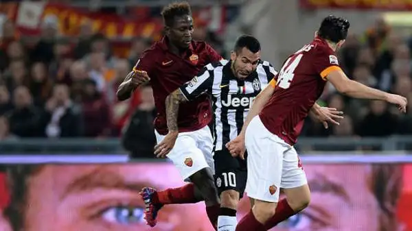 Tevez 7,5. In assenza di Pirlo si incarica anche di battere le punizioni, con gli stessi risultati: la sua magia da fermo però non basta per volare a +12.