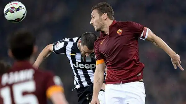 Totti 5. Qualche bel lancio nel primo tempo ma la Roma, per una volta, cambia volto quando esce lui.