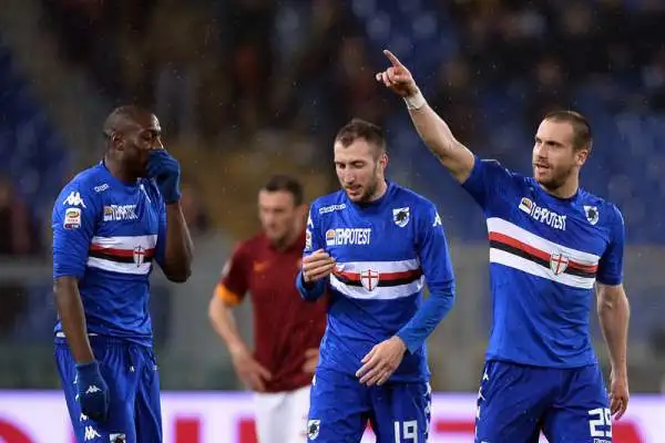 Roma, tracollo casalingo con la Samp. I giallorossi attaccano e non segnano nel primo tempo, nella ripresa cedono sotto i colpi di De Silvestri e Muriel.