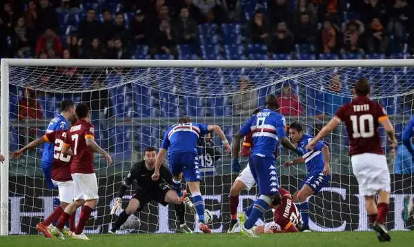 Roma, tracollo casalingo con la Samp. I giallorossi attaccano e non segnano nel primo tempo, nella ripresa cedono sotto i colpi di De Silvestri e Muriel.