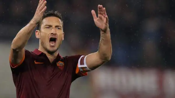 Roma-Sampdoria 0-2. Totti 6,5. Ci prova in tutti i modi e con lui i giallorossi almeno costruiscono azioni importanti. Poi esce dal campo e si spegne la luce.