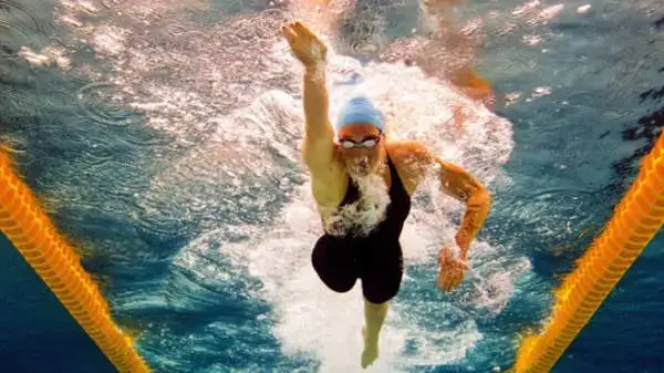 Camille Muffat vinse un oro, un argento e un bronzo alle Olimpiadi di Londra 2012.