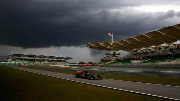 Dopo 38 Gran Premi la Ferrari torna in prima fila, la riporta il tedesco con una prestazione capolavoro favorita dalla tempesta esplosa in Malesia. Hamilton in pole, terzo Rosberg.