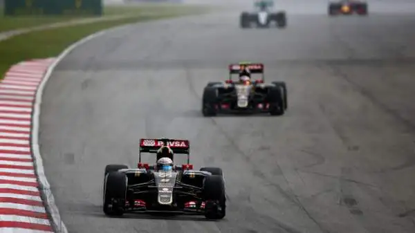 Dopo 38 Gran Premi la Ferrari torna in prima fila, la riporta il tedesco con una prestazione capolavoro favorita dalla tempesta esplosa in Malesia. Hamilton in pole, terzo Rosberg.