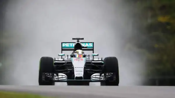 Dopo 38 Gran Premi la Ferrari torna in prima fila, la riporta il tedesco con una prestazione capolavoro favorita dalla tempesta esplosa in Malesia. Hamilton in pole, terzo Rosberg.