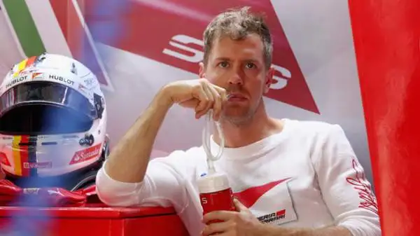 Dopo 38 Gran Premi la Ferrari torna in prima fila, la riporta il tedesco con una prestazione capolavoro favorita dalla tempesta esplosa in Malesia. Hamilton in pole, terzo Rosberg.