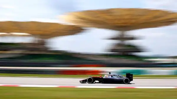 Dopo 38 Gran Premi la Ferrari torna in prima fila, la riporta il tedesco con una prestazione capolavoro favorita dalla tempesta esplosa in Malesia. Hamilton in pole, terzo Rosberg.