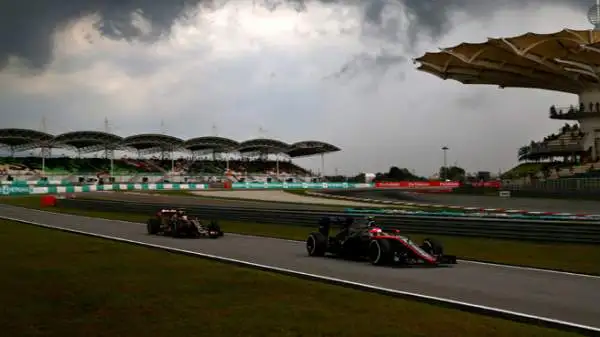 Dopo 38 Gran Premi la Ferrari torna in prima fila, la riporta il tedesco con una prestazione capolavoro favorita dalla tempesta esplosa in Malesia. Hamilton in pole, terzo Rosberg.