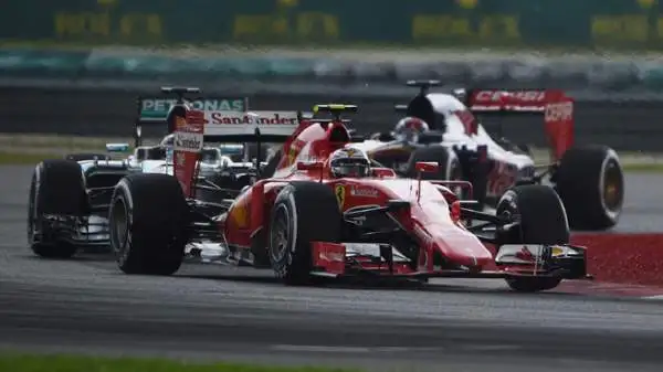 Dopo 38 Gran Premi la Ferrari torna in prima fila, la riporta il tedesco con una prestazione capolavoro favorita dalla tempesta esplosa in Malesia. Hamilton in pole, terzo Rosberg.