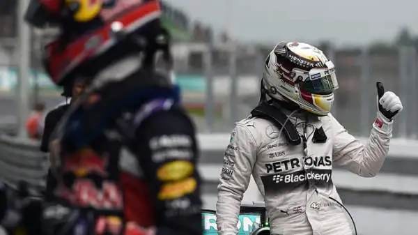 Dopo 38 Gran Premi la Ferrari torna in prima fila, la riporta il tedesco con una prestazione capolavoro favorita dalla tempesta esplosa in Malesia. Hamilton in pole, terzo Rosberg.