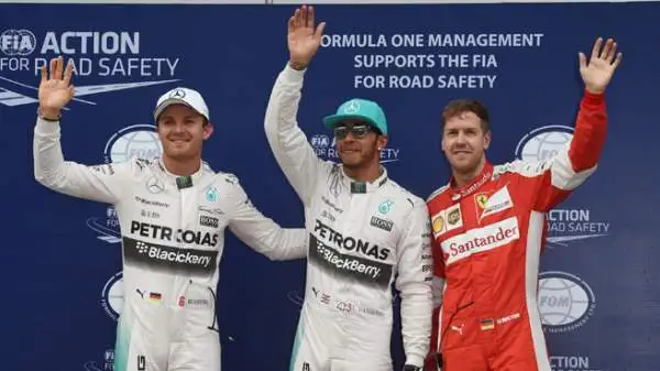Dopo 38 Gran Premi la Ferrari torna in prima fila, la riporta il tedesco con una prestazione capolavoro favorita dalla tempesta esplosa in Malesia. Hamilton in pole, terzo Rosberg.