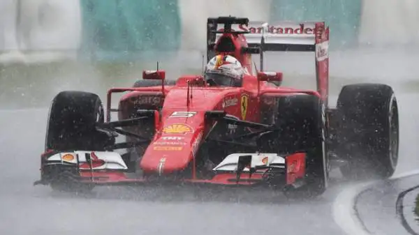 Dopo 38 Gran Premi la Ferrari torna in prima fila, la riporta il tedesco con una prestazione capolavoro favorita dalla tempesta esplosa in Malesia. Hamilton in pole, terzo Rosberg.